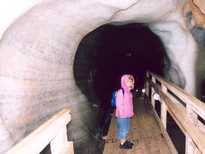 Ciska in een tunnel van ijs in de ijsgrot van Dobšiná