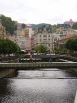 Zicht op Karlovy Vary met de Tepla rivier