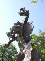 De draak voor de Drakengrot onder het Wawel