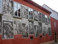 Taferelen uit de 'Bloody Novel' in sgraffito