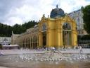 De Colonnade in Mariánské Láznĕ met op de voorgrond de muzikale fontein